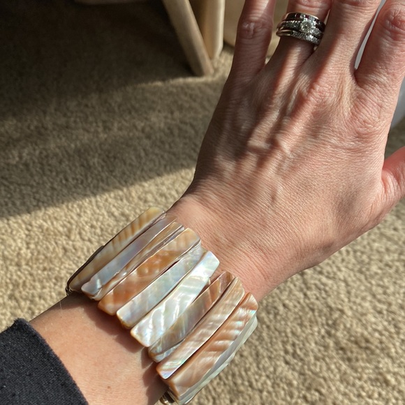 Natural shell/mother of Pearl stretch bracelet - Picture 3 of 4